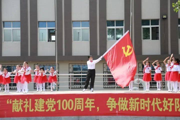 18岁的丫鬟被37岁的厨师强占，生下孩子后，主母嫌丢人把她赶出家